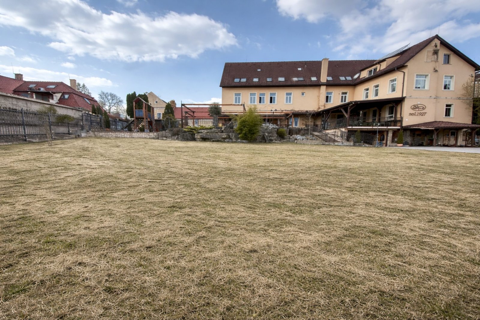 Strihanie živého plotu pri objekte alebo dome