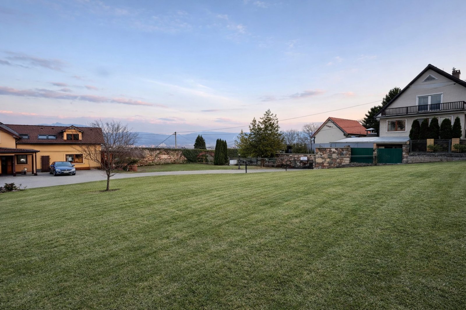 Upravený trávnik a čistý exteriér po pravidelnej údržbe