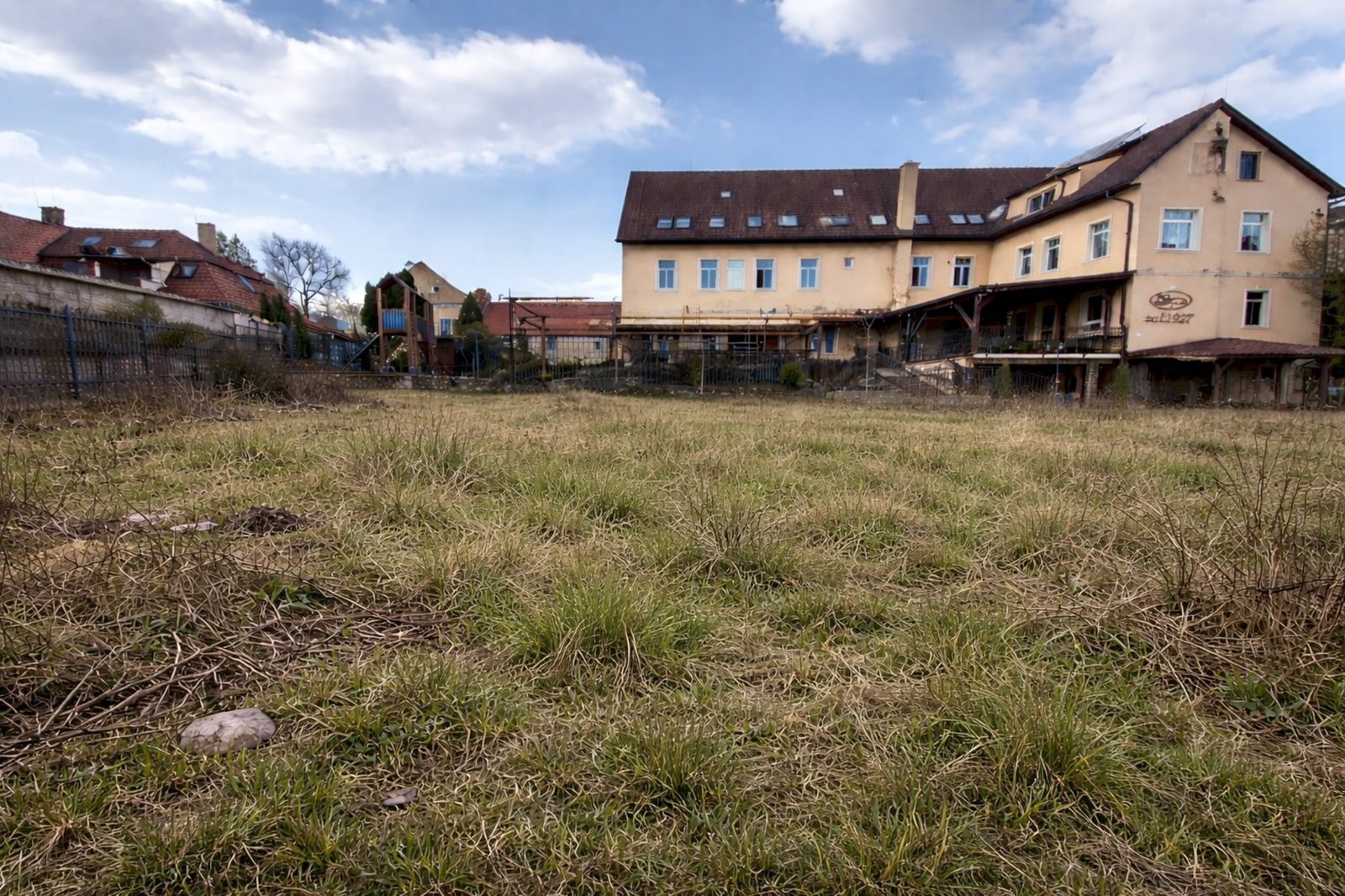 Úprava zarasteného pozemku pri objekte v Prievidzi
